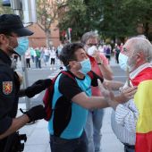 Vecinos del madrileño barrio de Moratalaz durante las protestas