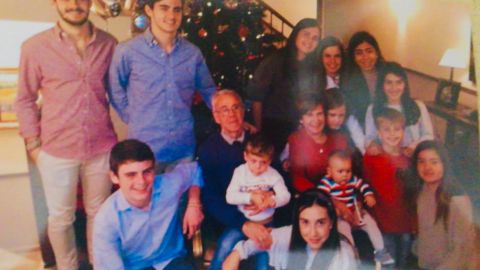 Nieves Mart&iacute;nez con su marido y sus 11 nietos la pasada Navidad