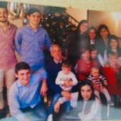Nieves Martínez con su marido y sus 11 nietos la pasada Navidad