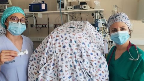 Aure Carbonell y una compa&ntilde;era en la unidad de Neonatolog&iacute;a 