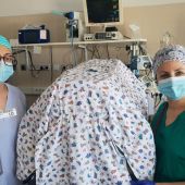Aure Carbonell y una compañera en la unidad de Neonatología 