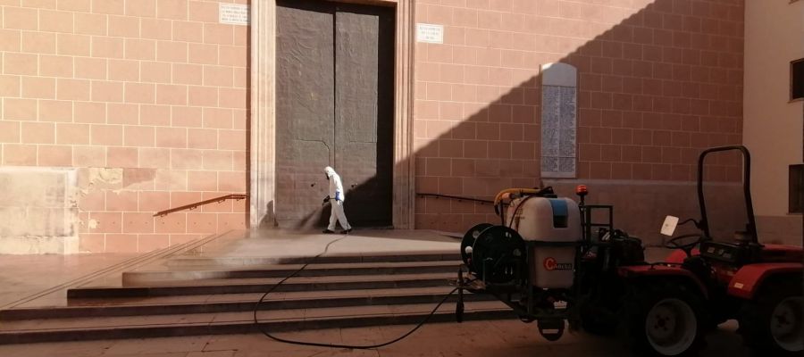 Procés de desinfecció a l´exterior de l'església Arxiprestal. Procés de desinfecció a l´exterior de l'església Arxiprestal.