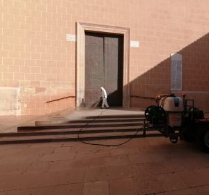 Procés de desinfecció a l´exterior de l'església Arxiprestal. Procés de desinfecció a l´exterior de l'església Arxiprestal.