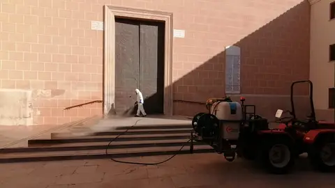 Procés de desinfecció a l´exterior de l'església Arxiprestal. Totes les esglèsies i centres de culte reobriran per rebre només un terç de l´aforament.