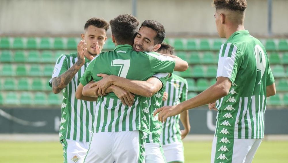 Jugadores del Betis Deportivo celebran un gol.