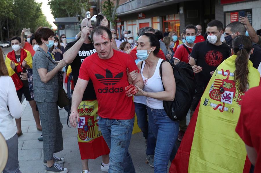 Una pelea durante las caceroladas contra el Gobierno deja un herido leve en Madrid Una pelea durante las caceroladas contra el Gobierno deja un herido leve en Madrid