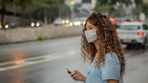 Mujer con mascarilla Mujer con mascarilla