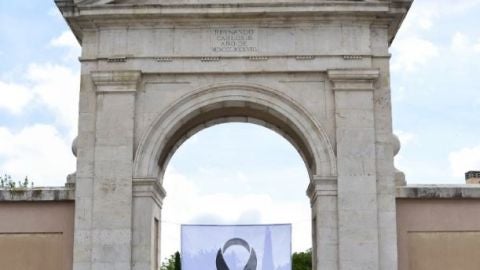 Lazo negro y banderas a media asta por la crisis de la COVID