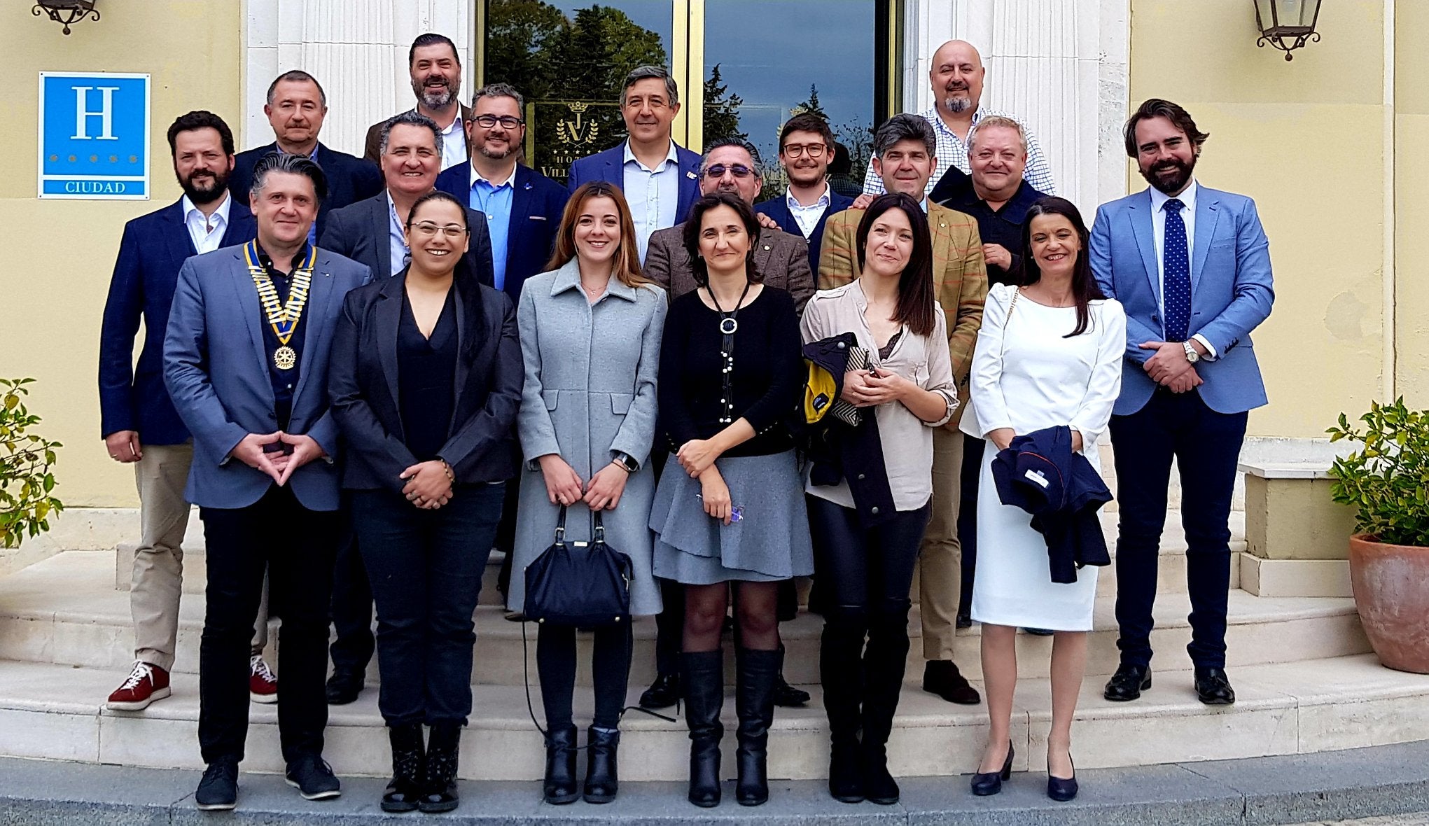 Empresarios con sentido cívico: Rotary Club Corporate dona 1.500 kilos al economato de San Juan Grande Empresarios con sentido cívico: Rotary Club Corporate dona 1.500 kilos al economato de San Juan Grande