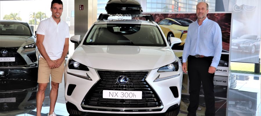 Bautista junto a Javier Arrando, gerente de Lexus. Bautista junto a Javier Arrando, gerente de Lexus.