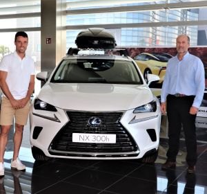 Bautista junto a Javier Arrando, gerente de Lexus. Bautista junto a Javier Arrando, gerente de Lexus.
