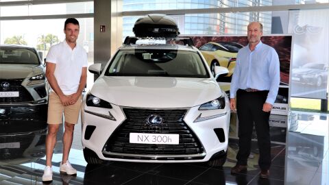 Bautista junto a Javier Arrando, gerente de Lexus.