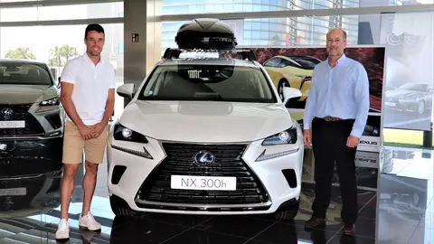 Bautista junto a Javier Arrando, gerente de Lexus. Bautista junto a Javier Arrando, gerente de Lexus.