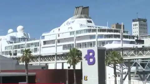 Crucero en cuarentena en el puerto de Barcelona Crucero en cuarentena en el puerto de Barcelona