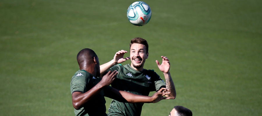 Loren salta por un balón en un entrenamiento del Betis. Loren salta por un balón en un entrenamiento del Betis.