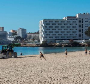 Puesta a punto de la playa de Son Matias de Calviá, Mallorca de cara a y paso a la fase 2 de la desescalada. Puesta a punto de la playa de Son Matias de Calviá, Mallorca de cara a y paso a la fase 2 de la desescalada.