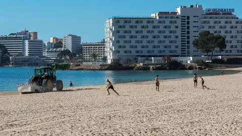 Puesta a punto de la playa de Son Matias de Calviá, Mallorca de cara a y paso a la fase 2 de la desescalada. Puesta a punto de la playa de Son Matias de Calviá, Mallorca de cara a y paso a la fase 2 de la desescalada.