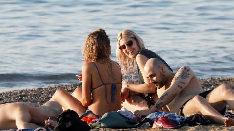 Ambiente en la playa de la Barceloneta tras la apertura de las playas de Barcelona