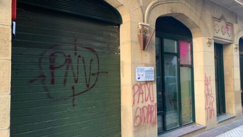 Pintadas en la sede del PNV en la Parte Vieja de San Sebasti&aacute;n