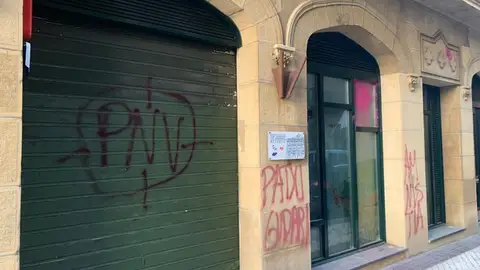 Pintadas en la sede del PNV en la Parte Vieja de San Sebastián Pintadas en la sede del PNV en la Parte Vieja de San Sebastián