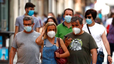 Ciudadanos pasean por las calles de Ronda protegidos con mascarillas
