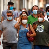 Ciudadanos pasean por la calle protegidos con mascarillas Ciudadanos pasean por la calle protegidos con mascarillas