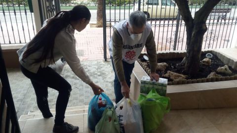 C&aacute;ritas Jerez en una entrega de alimentos 
