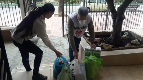 Cáritas Jerez en una entrega de alimentos Cáritas Jerez en una entrega de alimentos