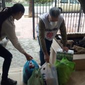 Cáritas Jerez en una entrega de alimentos 