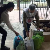 Cáritas Jerez en una entrega de alimentos Cáritas Jerez en una entrega de alimentos