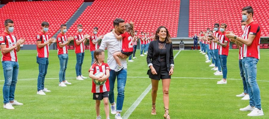 Artiz Aduriz, se despide en el césped de San Mamés. Artiz Aduriz, se despide en el césped de San Mamés.
