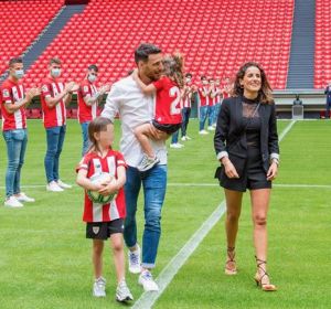 Artiz Aduriz, se despide en el césped de San Mamés. Artiz Aduriz, se despide en el césped de San Mamés.