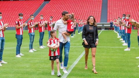 Artiz Aduriz, se despide en el c&eacute;sped de San Mam&eacute;s. 