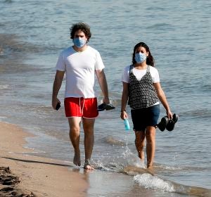 Una pareja pasea por las playas de Valencia Una pareja pasea por las playas de Valencia