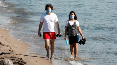 Una pareja pasea por las playas de Valencia Una pareja pasea por las playas de Valencia