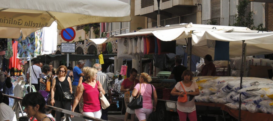 Els venedors ambulants reobrin el mercat de la roba en el CEM. Els venedors ambulants reobrin el mercat de la roba en el CEM.