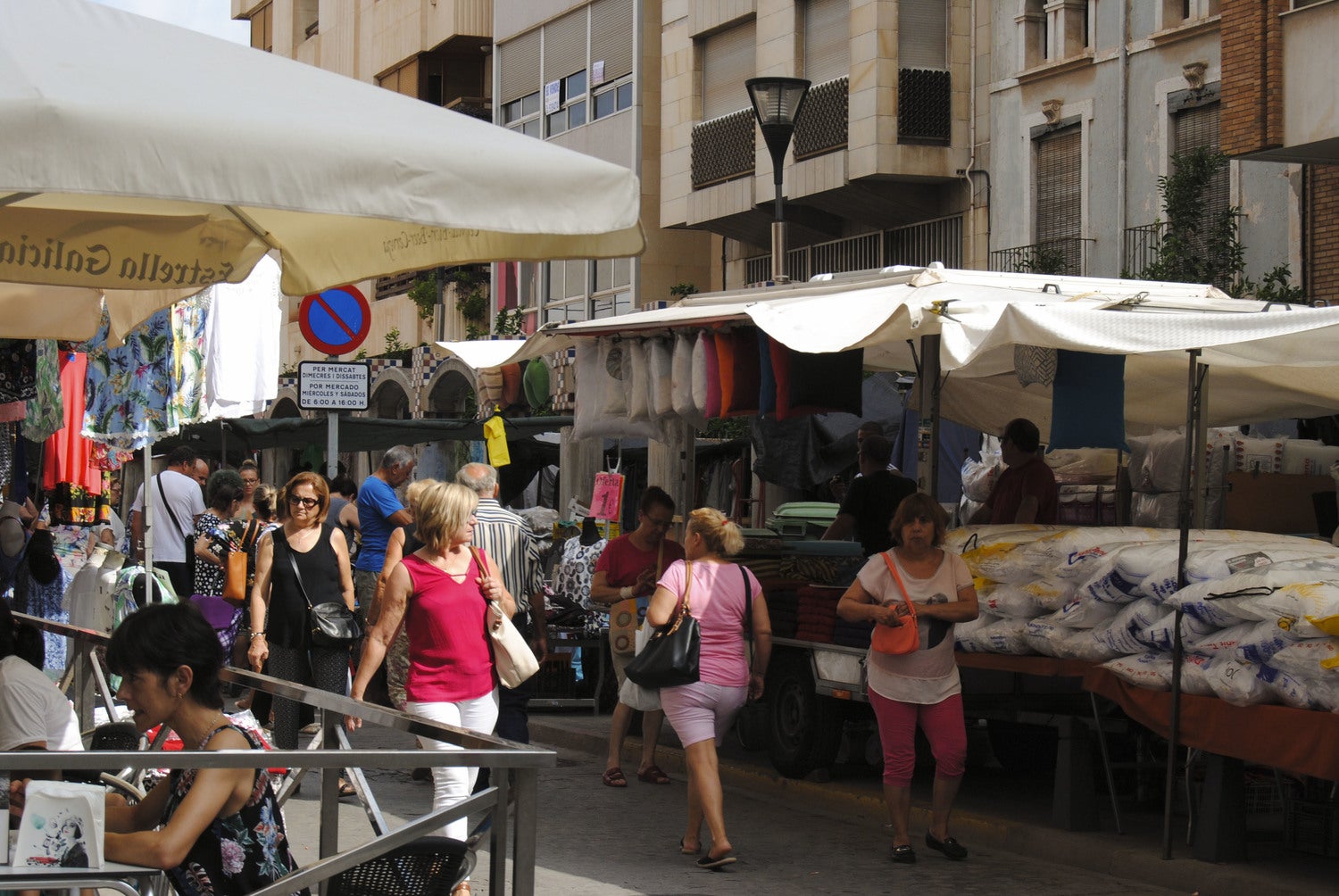 El mercat ambulant de la roba es reobri dissabte en el CEM El mercat ambulant de la roba es reobri dissabte en el CEM