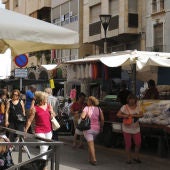 Els venedors ambulants reobrin el mercat de la roba en el CEM.
