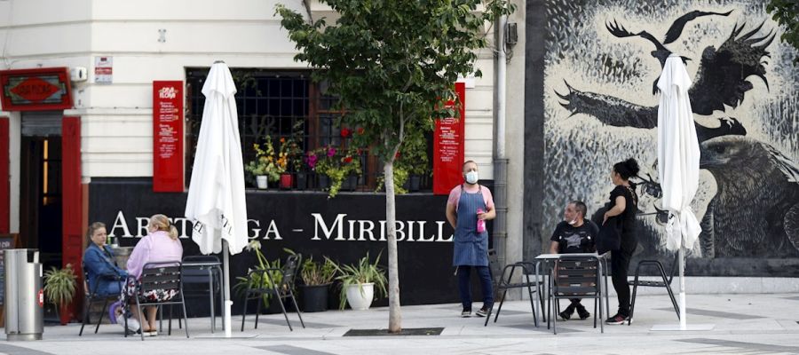 Una terraza en una ciudad Una terraza en una ciudad