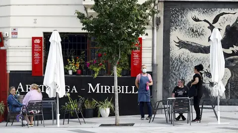 Una terraza en una ciudad Una terraza en una ciudad