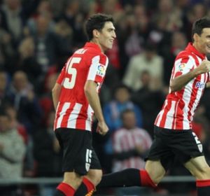 Iraola y Aduriz, en un encuentro con el Athletic. Iraola y Aduriz, en un encuentro con el Athletic.
