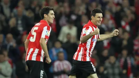 Iraola y Aduriz, en un encuentro con el Athletic. Iraola y Aduriz, en un encuentro con el Athletic.