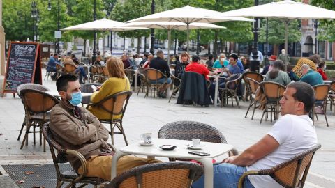 Vista de una terraza en el paseo de Bego&ntilde;a de Gij&oacute;n