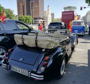 Un coche de época en la manifestación en Madrid contra el Gobierno convocada por Vox Un coche de época en la manifestación en Madrid contra el Gobierno convocada por Vox