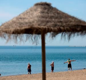 Varias personas en la playa de La Misericordia, Málaga Varias personas en la playa de La Misericordia, Málaga