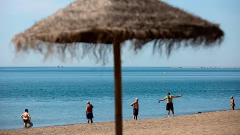 Varias personas en la playa de La Misericordia, Málaga Varias personas en la playa de La Misericordia, Málaga