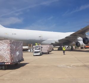 El avión procedente de China traía material sanitario El avión procedente de China traía material sanitario