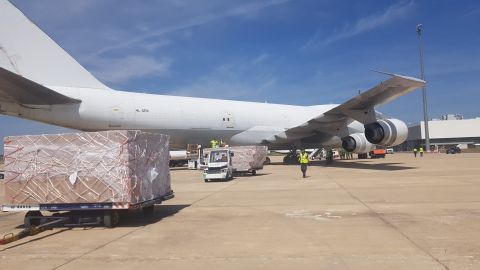 El avión procedente de China traía material sanitario El avión procedente de China traía material sanitario