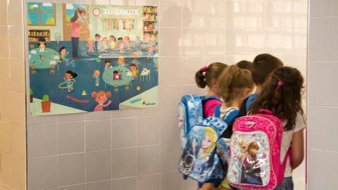 Varios ni&ntilde;os a su llegada al colegio