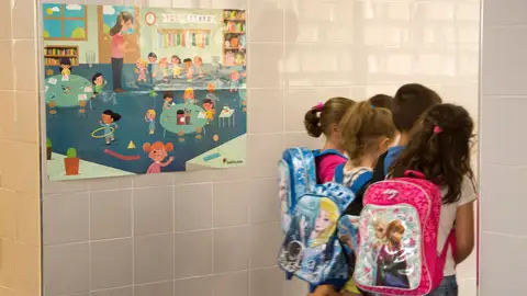 Imagen de archivo de varios niños de primaria Varios niños a su llegada al colegio